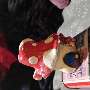 Glow in the dark mushroom container